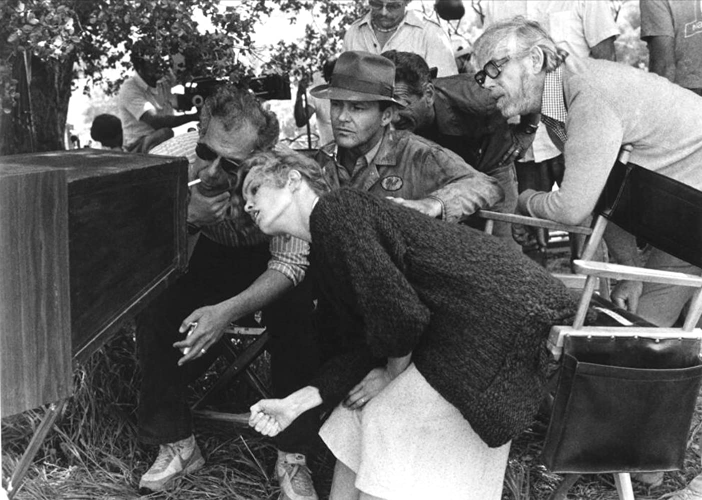 سون نیکویست، جک نیکلسون، جسیکا لانگ و باب رافلسون در پشت صحنه‌ی فیلم «پستچی همیشه دو بار در می‌زند»